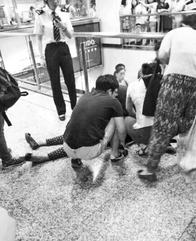 男子繼母被捅傷后跑到站內(nèi)，倒在了地上（圖片來自網(wǎng)絡）。