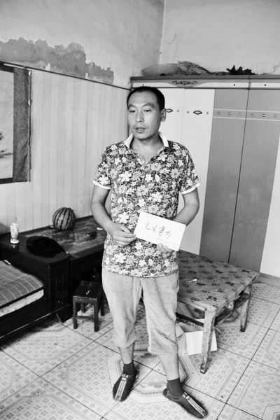 采建新拿的信封里，是南京警方送來的獎金。