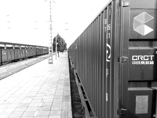 此次班列跟車工作人員@就著米飯吃面條發(fā)微博說：一路走來，每個(gè)?？空镜墓ぷ魅藛T都在夸我們的集裝箱。