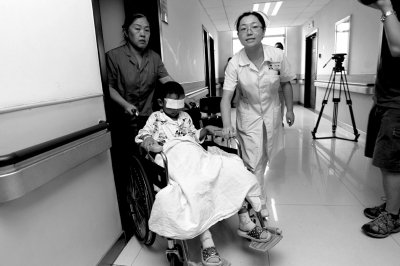 昨天，斌斌被推出病房，準(zhǔn)備換藥。記者 譚青/攝