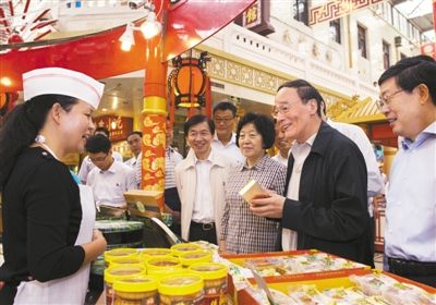 9月6日，王岐山在天津南市食品街調研，在月餅柜臺前，詢問中央關于中秋國慶嚴禁公款送禮的規(guī)定發(fā)布后的銷售情況。新華社記者 李學仁 攝