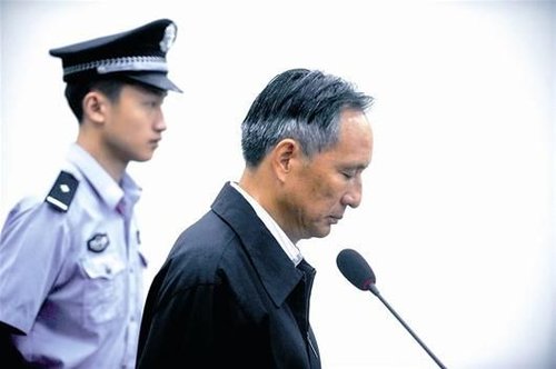 圖為：10日，張曙光在北京市第二中級(jí)人民法院接受庭審 新華社發(fā)