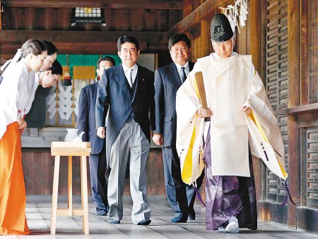 2011年8月15日安倍晉三等人參拜靖國神社。