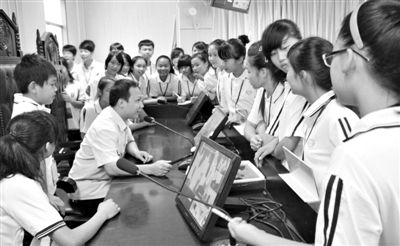 2013年5月30日，結(jié)合當(dāng)前國(guó)內(nèi)民眾普遍關(guān)注的“校長(zhǎng)開(kāi)房”、“強(qiáng)奸猥褻”等事件，廣西上思縣人民法院邀請(qǐng)中小學(xué)生到法院觀摩案件的庭審，提高他們的守法、維權(quán)意識(shí)。圖/IC