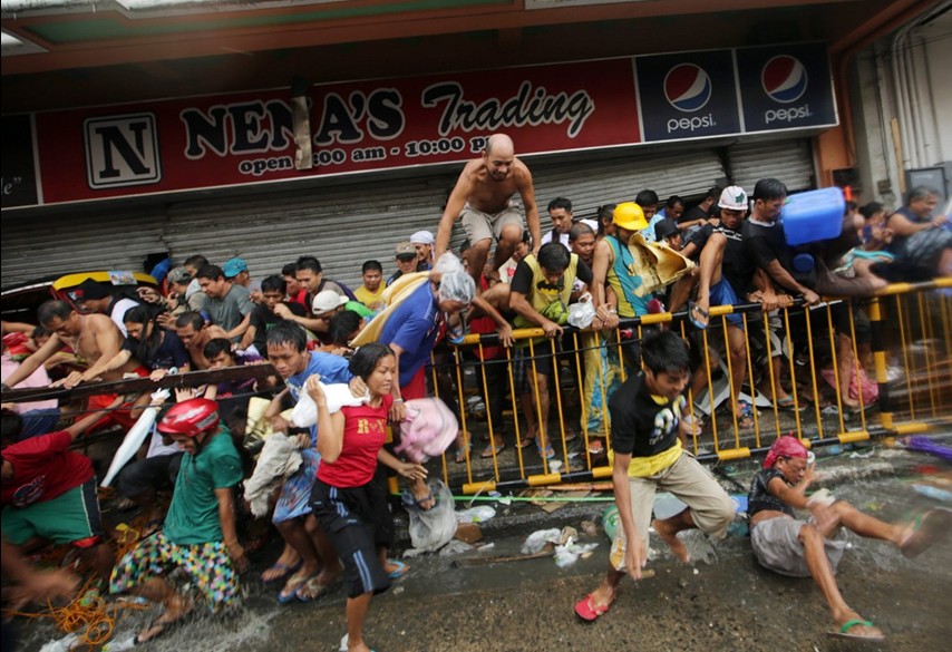 當(dāng)?shù)貢r間11月10日，強(qiáng)臺風(fēng)“海燕”襲擊菲律賓塔克洛班后，當(dāng)?shù)鼐用裣唇偕痰?，哄搶物資。