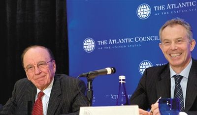 2008年，布萊爾與默多克在美國參加一國際會議。