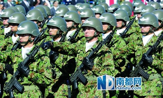 10月27日，日本自衛(wèi)隊(duì)舉行閱兵儀式