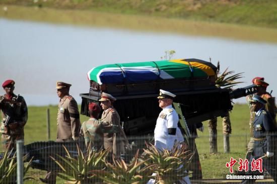 圖為南非海、陸、空三軍首腦為曼德拉護(hù)靈。宋方燦 攝