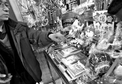 12月27日，世紀(jì)天鼎購物廣場的一位商戶表示，今年的賀卡明顯沒有前幾年好賣。新京報(bào)記者 王貴彬 攝