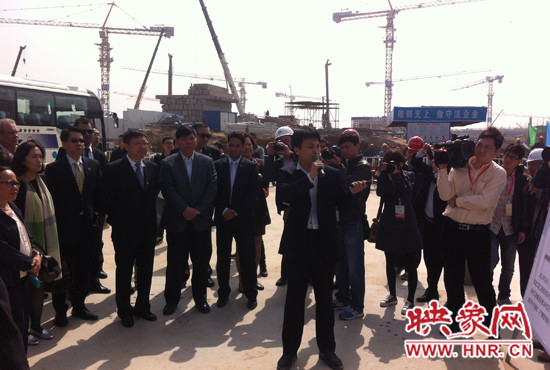 外交官參觀機(jī)場二期工程 外交官參觀機(jī)場二期工程