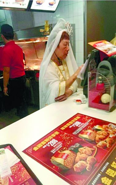 麥當(dāng)勞也挺拼的！店員化身觀音為顧客點(diǎn)餐