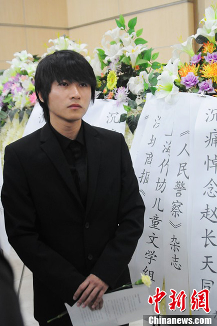韓寒到場痛哭流淚。