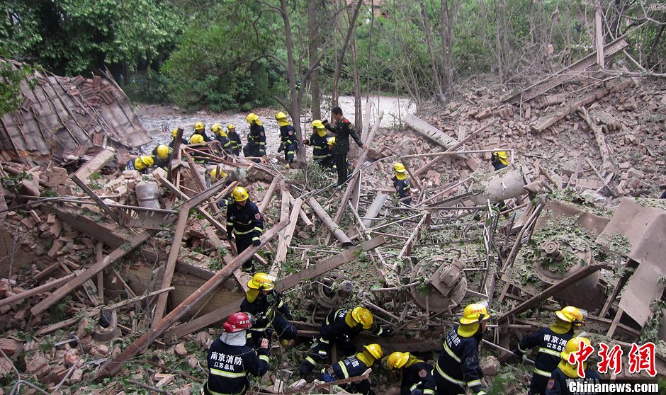 圖為南京消防隊員在現(xiàn)場搜救。中新社發(fā) 梅亮 攝