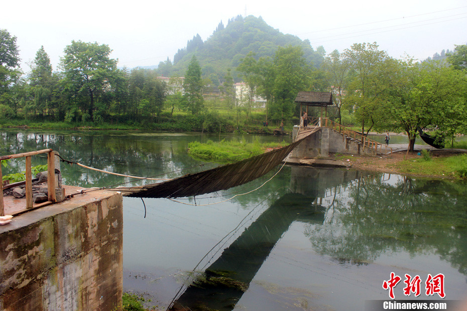 5月1日晚9點(diǎn)10分左右，湖南省鳳凰縣沱江鎮(zhèn)棉寨村距縣城3公里處桃花島篝火晚會散場時，游客經(jīng)過近水