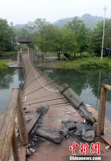 5月1日晚9點(diǎn)10分左右，湖南省鳳凰縣沱江鎮(zhèn)棉寨村距縣城3公里處桃花島篝火晚會散場時，游客經(jīng)過近水