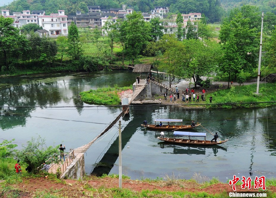 5月2日，鳳凰縣搜尋人員仍在沱江下游搜尋。