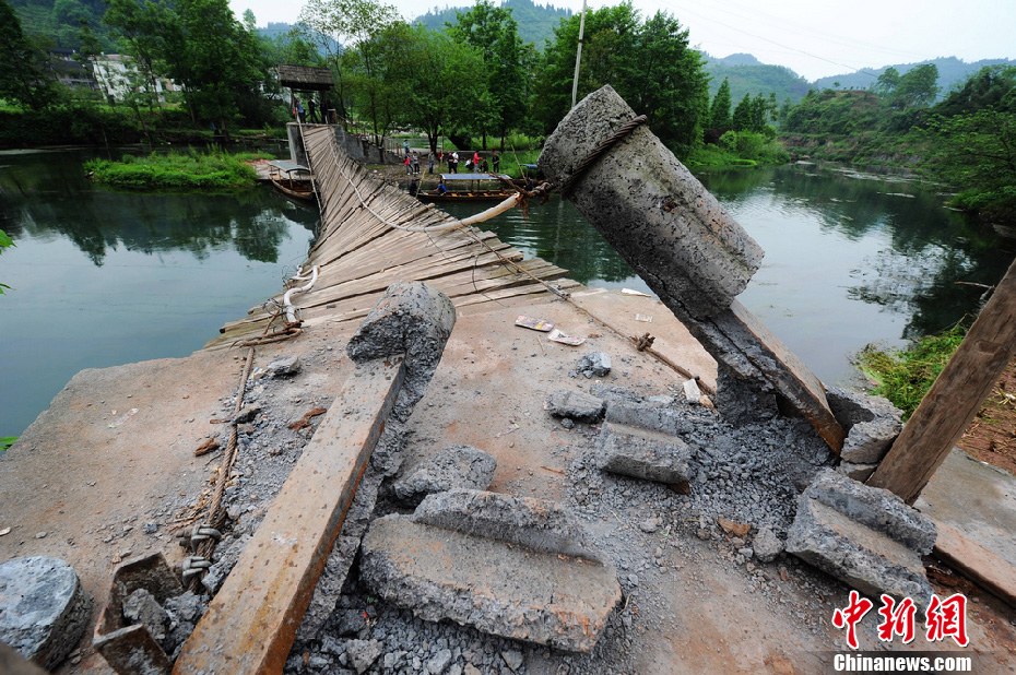 圖為吊橋的橋墩已經(jīng)嚴(yán)重斷裂。