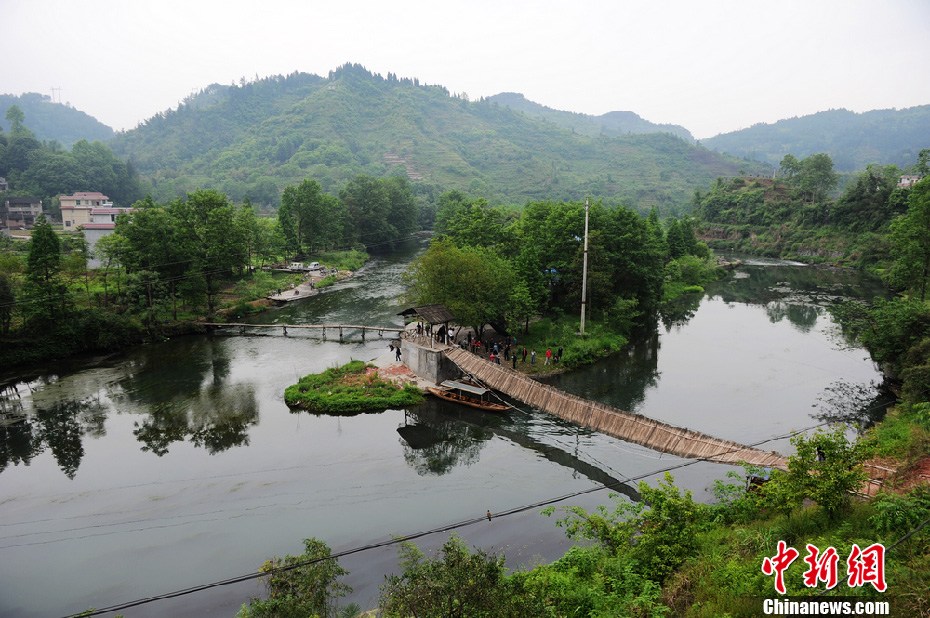5月2日，鳳凰縣搜尋人員仍在沱江下游搜尋。