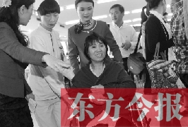 坐在輪椅上的，就是為兒子捐出肝、腎的母親潘大想