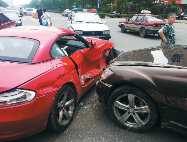 兩部價值百萬左右的豪車在碰撞中損傷嚴(yán)重。謝德勝 記者金學(xué)永/攝