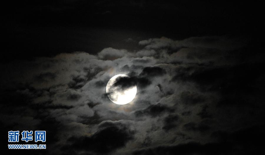 6月23日晚，一輪圓月高懸在海南省?？谑猩峡?。