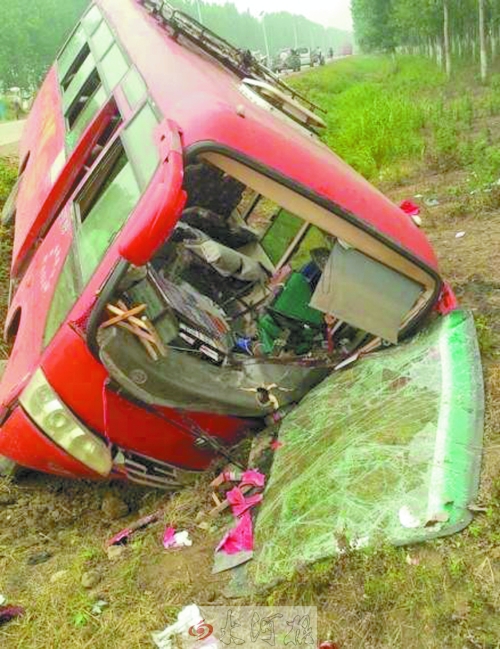 　扎進(jìn)溝里的中巴車，擋風(fēng)玻璃碎了一地。