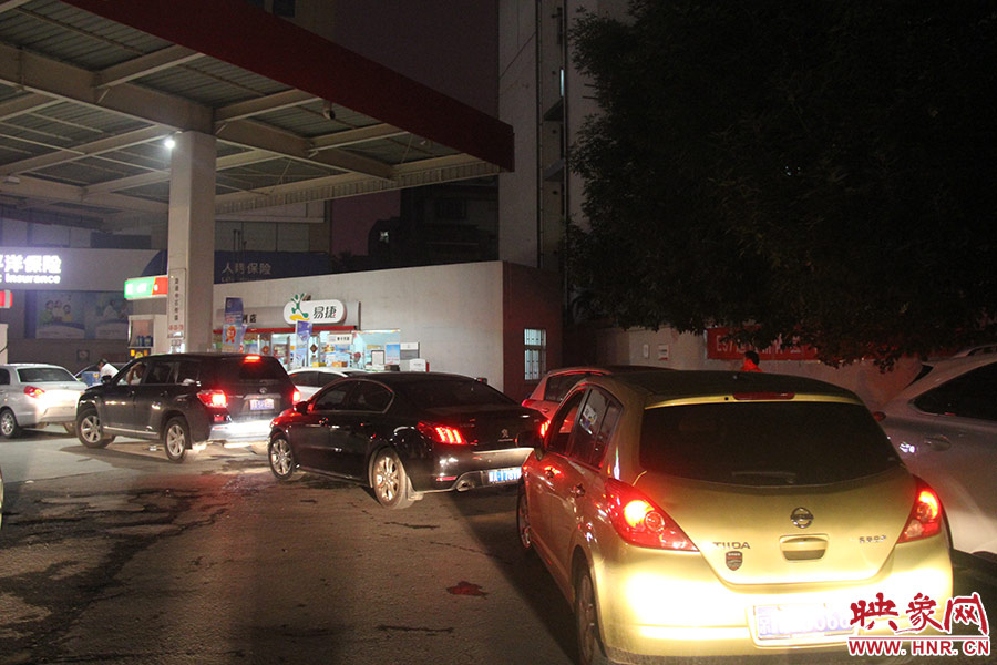 加油站內(nèi)，車主們正在正待為愛(ài)車加油