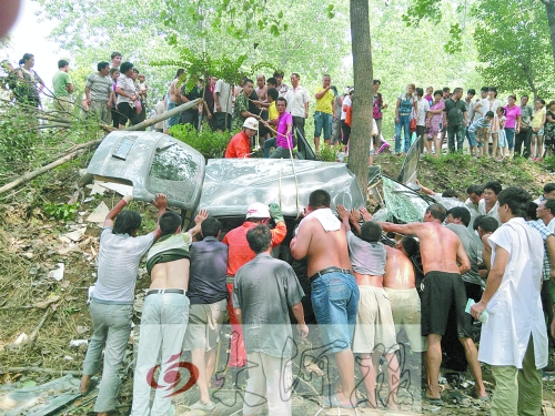 安徽轎車(chē)墜下周口國(guó)道撞樹(shù)遭“腰斬”