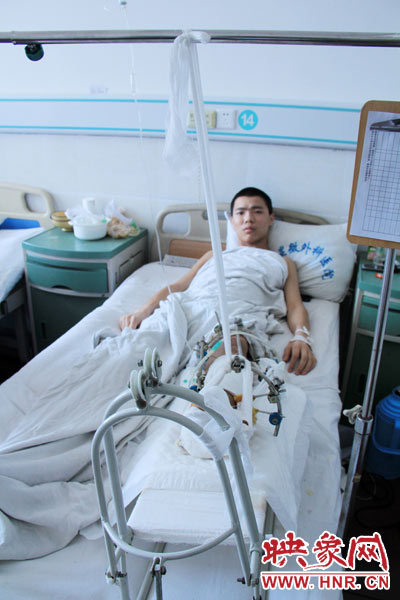 “如果有人肯幫我出4萬元的醫(yī)藥費(fèi)，我愿意為他免費(fèi)工作3年，多苦多累都行?！?月26日，躺在病床里上的