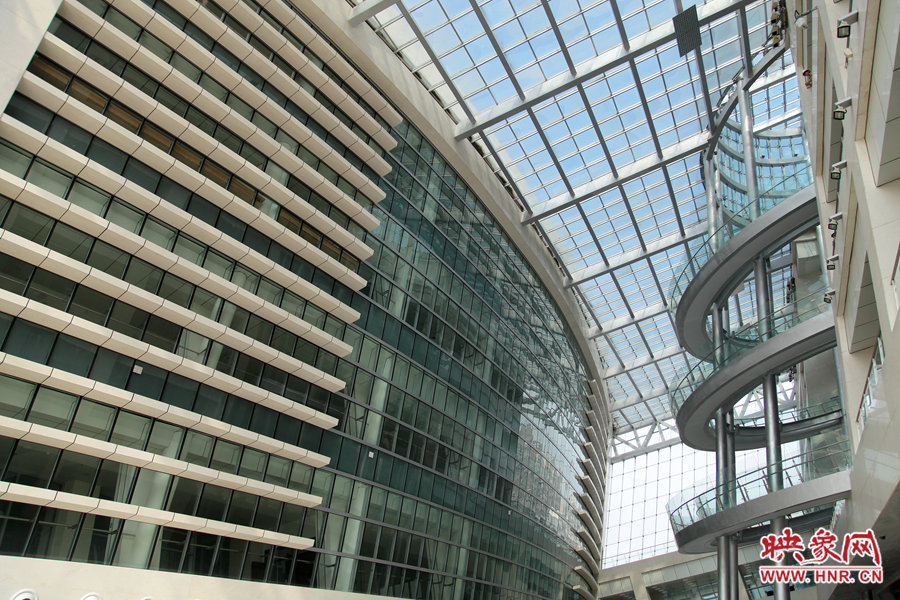 “全景天窗”帶來充足的自然光。