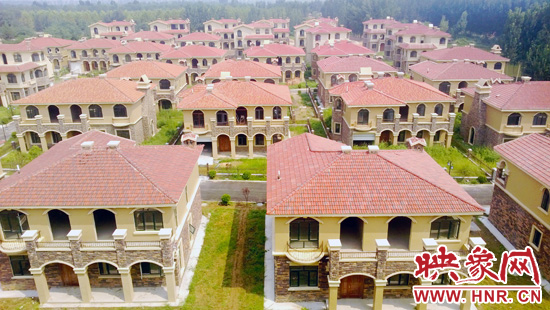 這里的別墅共計(jì)30多棟，有兩層的，也有三層的，主體、裝修都已經(jīng)完工