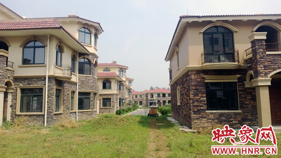 圖為別墅群內(nèi)正在進(jìn)行最后的鋪路、綠化