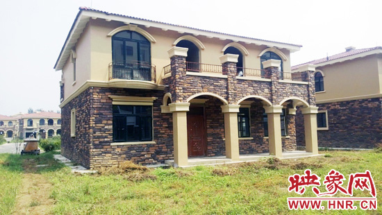 這里的別墅有兩層的，也有三層的，主體、裝修都已經(jīng)完工