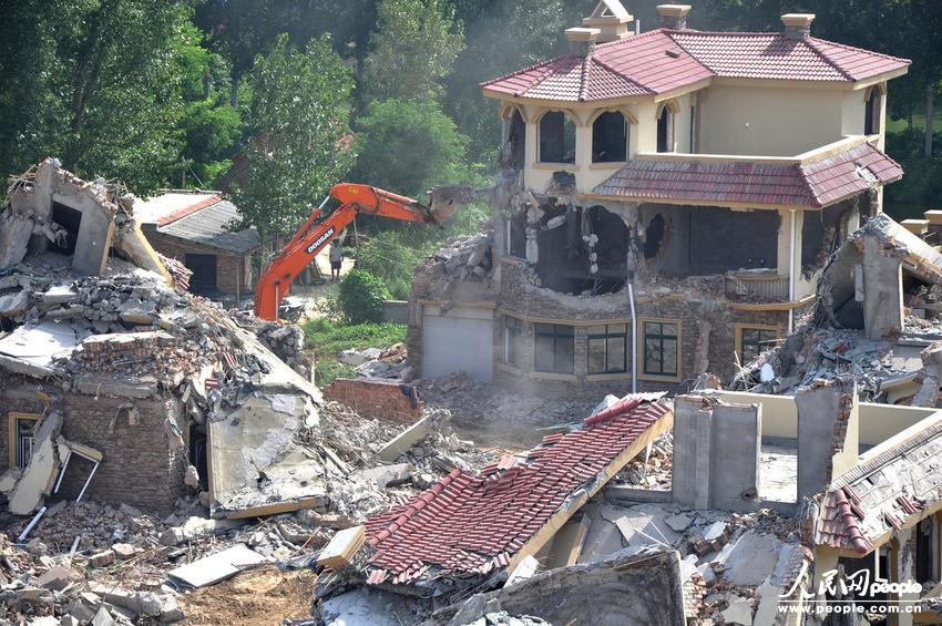 2013年8月18日，在黃河南岸鄭州市惠濟區(qū)花園口鎮(zhèn)申莊村，違規(guī)修建的別墅正在被拆除。張濤/東方IC