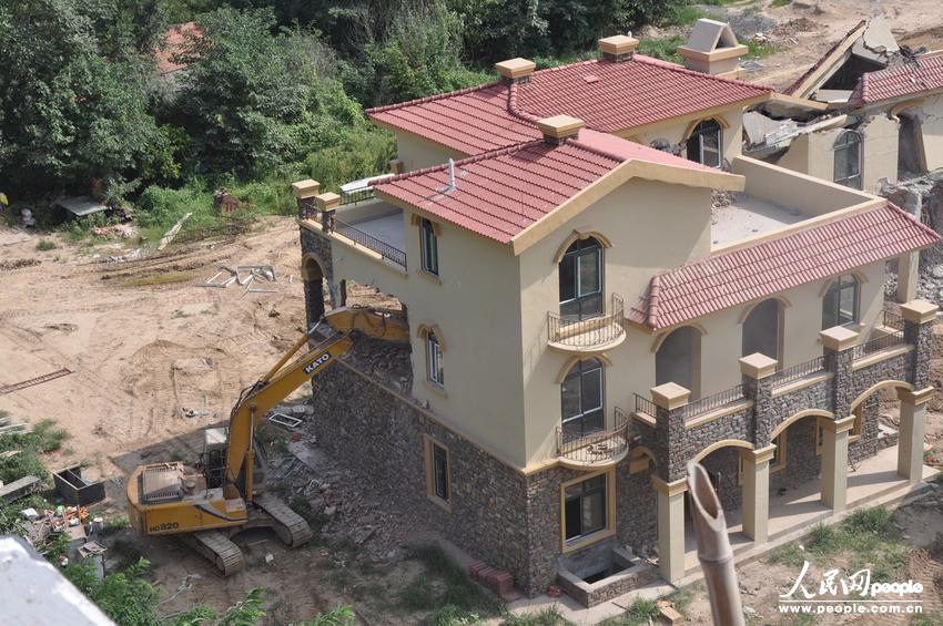 2013年8月18日，在黃河南岸鄭州市惠濟區(qū)花園口鎮(zhèn)申莊村，違規(guī)修建的別墅正在被拆除。張濤/東方IC