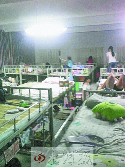 住在電教室里的女生們，擁擠不堪。