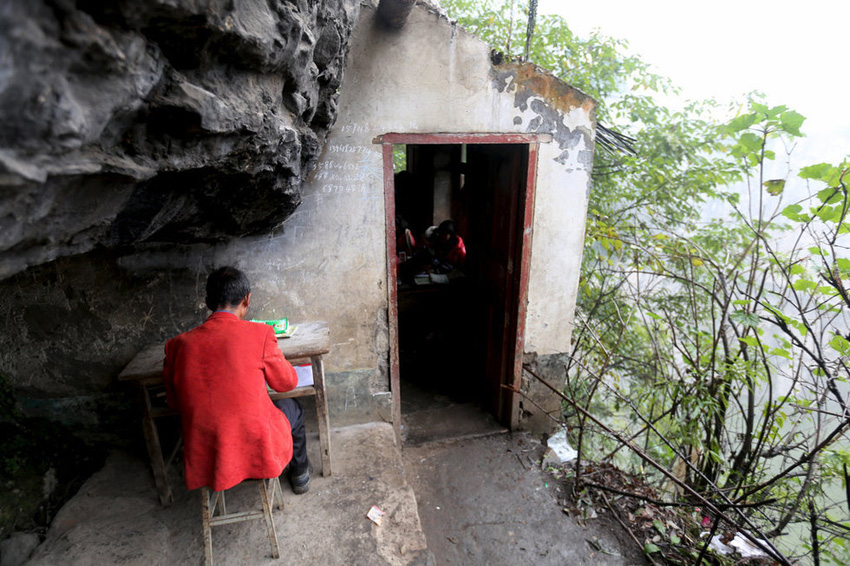左邊是絕壁，右邊是懸崖，這樣一個(gè)讓人“倒吸涼氣”的地方，卻是袁老師的“辦公室”。