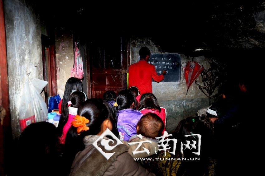 由于受到當(dāng)?shù)厝似缫?，大鍋圈的孩子們沒有外出求學(xué)的機(jī)會(huì)，只能在這樣的簡易房里學(xué)習(xí)