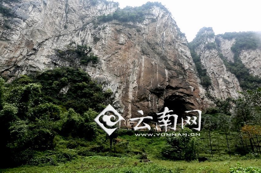 大鍋圈小學(xué)就建在這樣一個(gè)懸崖絕壁邊上。