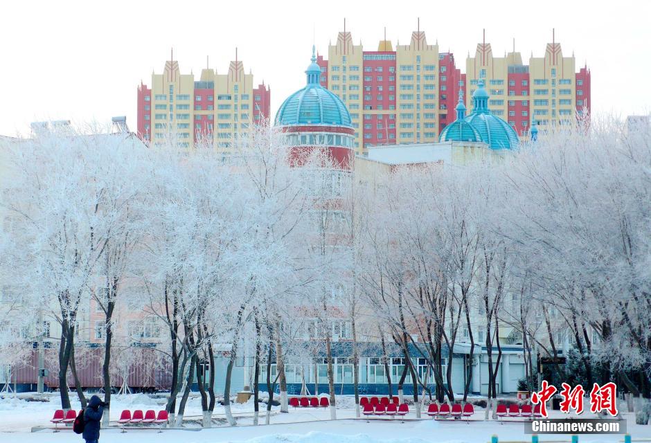 12月10日,受降溫天氣影響,黑河市黑龍江江畔出現(xiàn)綿延數(shù)公里的霧凇景觀。