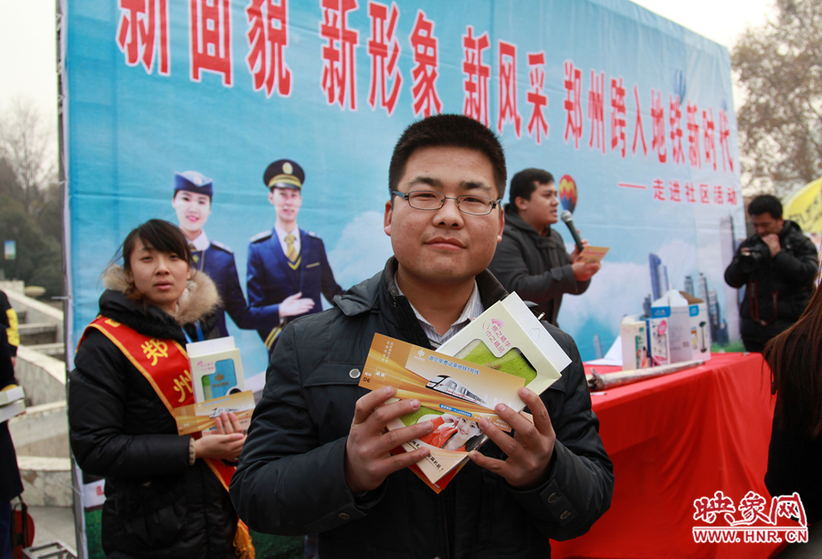 活動中獲獎者展示獎品 活動中獲獎者展示獎品