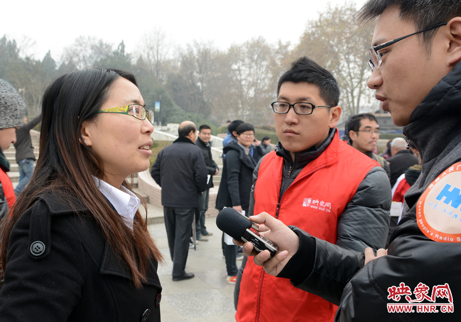 活動現(xiàn)場映象網(wǎng)記者和新聞廣播記者采訪地鐵相關(guān)負責人 活動現(xiàn)場映象網(wǎng)記者和新聞廣播記者采訪地鐵相關(guān)負責人