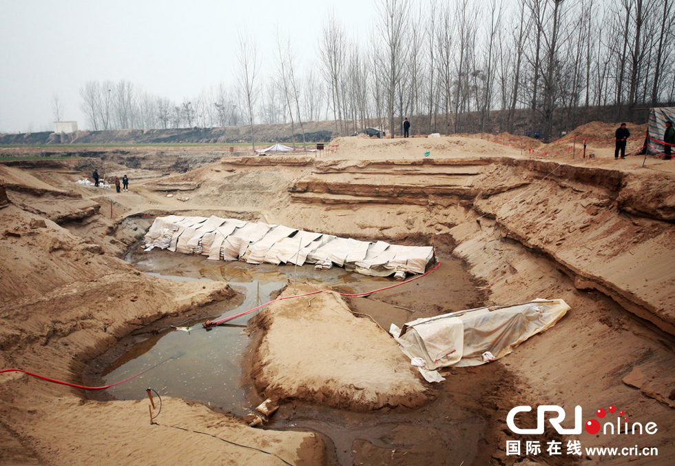 2014年1月6日，河南洛陽古沉船發(fā)掘現(xiàn)場，兩艘古沉船，一艘已經(jīng)挖掘出土，另一艘還有一半埋在沙丘里。