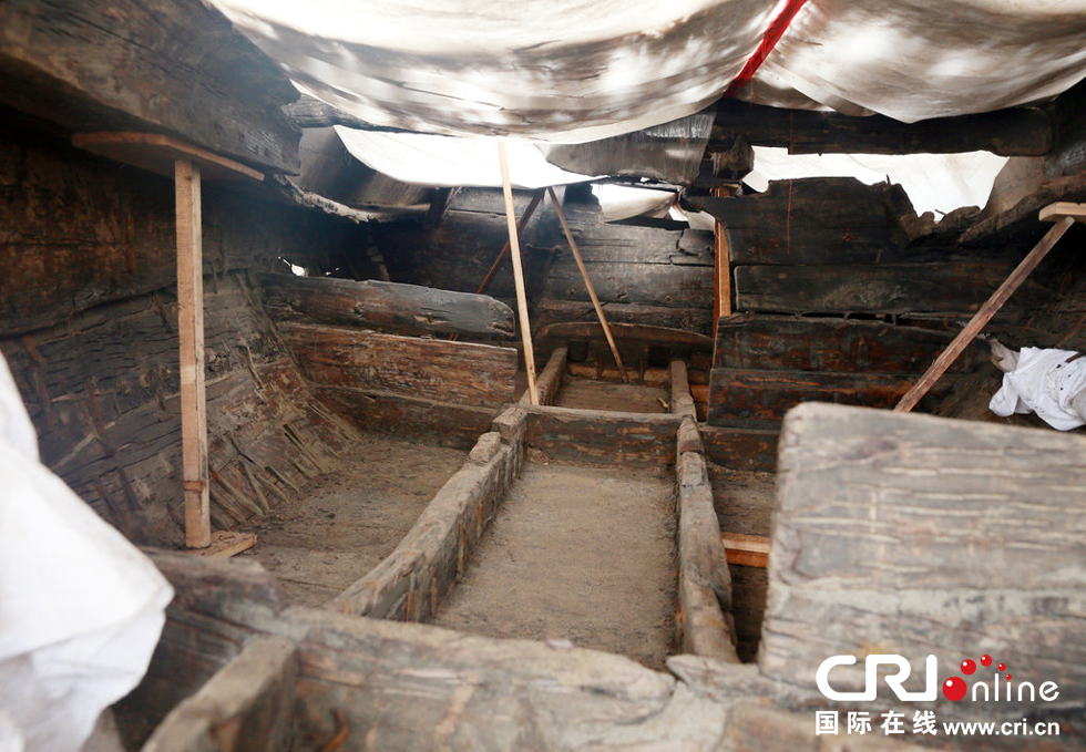 2014年1月6日，河南洛陽古沉船發(fā)掘現(xiàn)場，古沉船頭，船倉內(nèi)部。