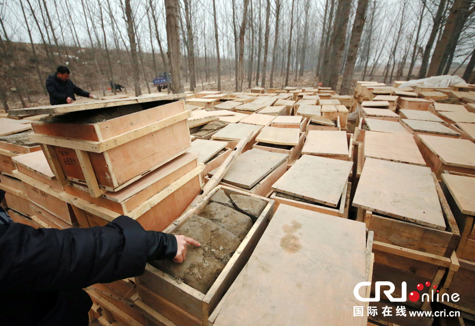 2014年1月6日，河南洛陽古沉船發(fā)掘現(xiàn)場，古船周圍和船上清理出來的青膏泥已被打包入箱。
