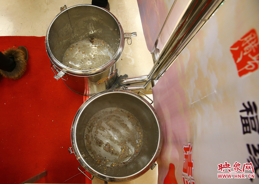 由于人多，兩大桶粥二十分鐘內(nèi)已經(jīng)見底。