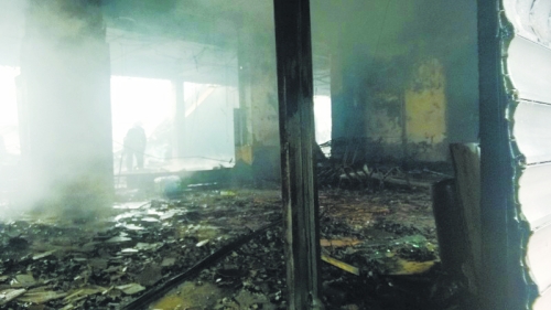 3.營業(yè)大廳棚頂坍塌，貨物成灰。