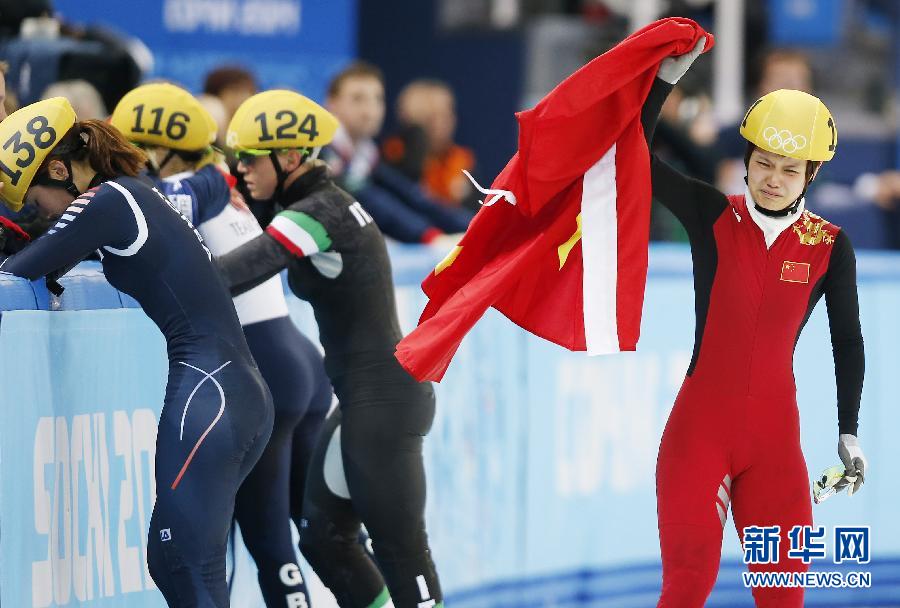 2月13日，中國(guó)選手李堅(jiān)柔（右）在比賽后慶祝。
