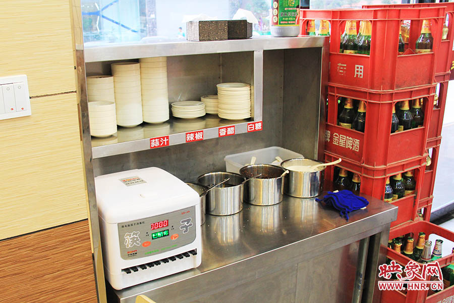 調(diào)料、小碟、餐具也都被放在另一張單獨(dú)的桌子上,需要用餐者“自助”。