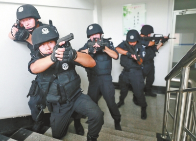 進入樓道后，特警開始地毯式搜索。